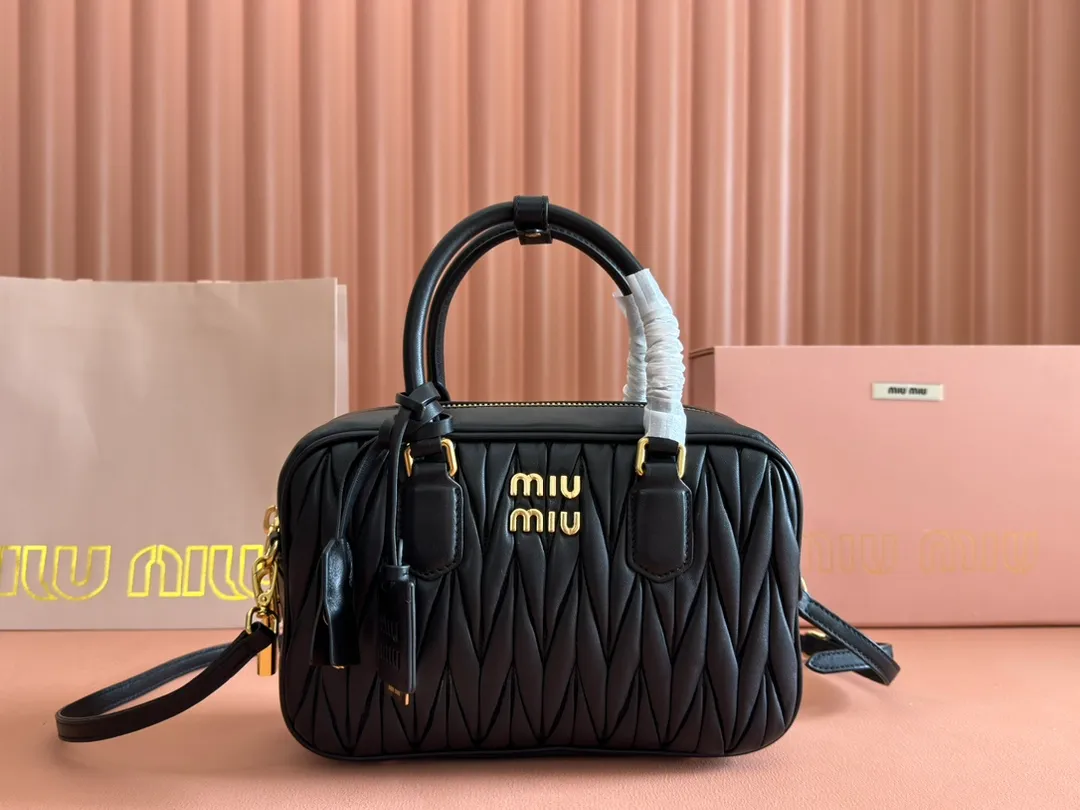 p1900💋💋💋 [Equipped with full set of packaging at the counter, premium hardware original leather] Arcadie Matelasse sheepskin medium bowling handbag/crossbody bag ~ black sheepskin This handbag uses Matelasse craftsmanship, and the three-dimensional texture and exquisite texture bring a new interpretation to the classic silhouette. The front letter logo cleverly echoes the metal hardware, and the exquisite workmanship is outstanding, highlighting a highly recognizable classic style. Dynamic and elegant lines with adjustable and detachable shoulder straps present a practical and versatile design with modern charm. ～Detachable and adjustable shoulder strap ～Zipper closure ～Lined with 2 patch pockets ～With foot studs Size: W24×H17×D7.5cm No.: 5BB124