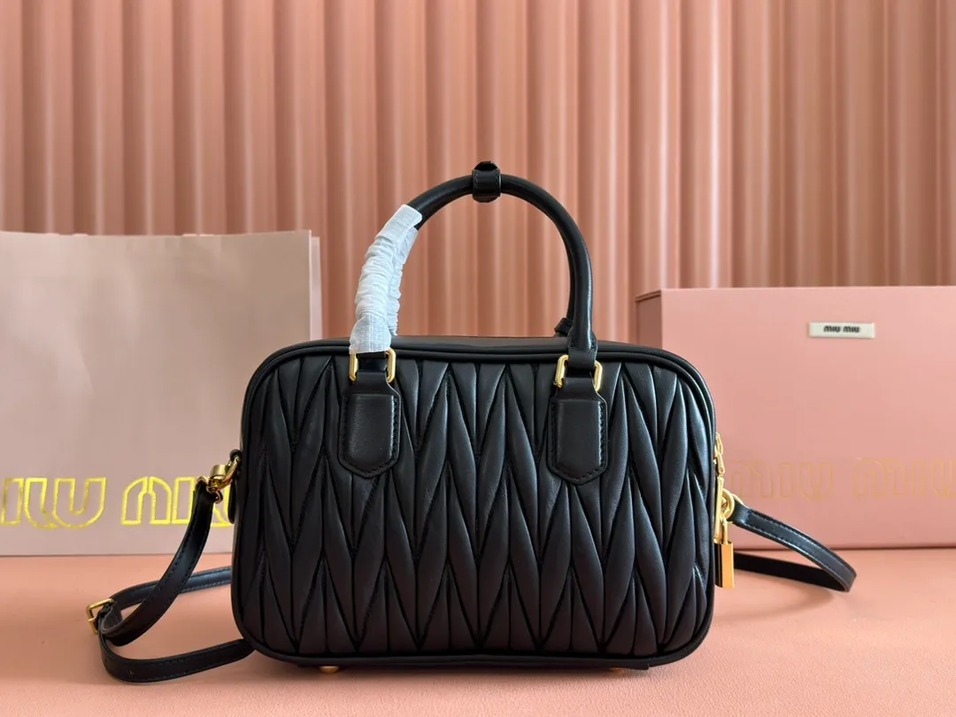 p1900💋💋💋 [Equipped with full set of packaging at the counter, premium hardware original leather] Arcadie Matelasse sheepskin medium bowling handbag/crossbody bag ~ black sheepskin This handbag uses Matelasse craftsmanship, and the three-dimensional texture and exquisite texture bring a new interpretation to the classic silhouette. The front letter logo cleverly echoes the metal hardware, and the exquisite workmanship is outstanding, highlighting a highly recognizable classic style. Dynamic and elegant lines with adjustable and detachable shoulder straps present a practical and versatile design with modern charm. ～Detachable and adjustable shoulder strap ～Zipper closure ～Lined with 2 patch pockets ～With foot studs Size: W24×H17×D7.5cm No.: 5BB124
