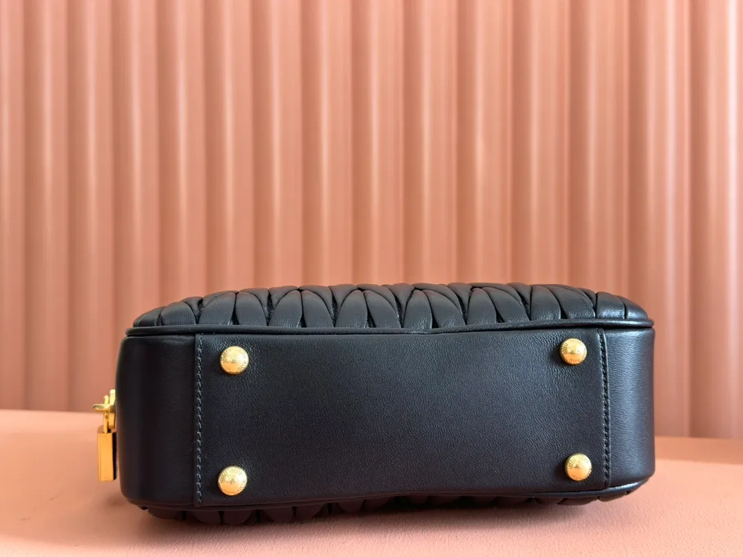 p1900💋💋💋 [Equipped with full set of packaging at the counter, premium hardware original leather] Arcadie Matelasse sheepskin medium bowling handbag/crossbody bag ~ black sheepskin This handbag uses Matelasse craftsmanship, and the three-dimensional texture and exquisite texture bring a new interpretation to the classic silhouette. The front letter logo cleverly echoes the metal hardware, and the exquisite workmanship is outstanding, highlighting a highly recognizable classic style. Dynamic and elegant lines with adjustable and detachable shoulder straps present a practical and versatile design with modern charm. ～Detachable and adjustable shoulder strap ～Zipper closure ～Lined with 2 patch pockets ～With foot studs Size: W24×H17×D7.5cm No.: 5BB124