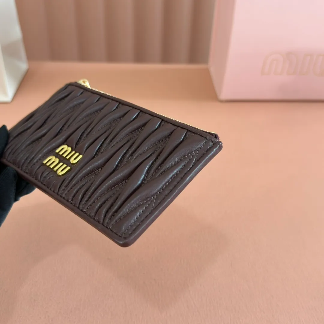 p520. 💋💋💋【Full set of packaging at the counter】🔥 MM💗pocket wallet💗The latest version of the card holder, model: 5MB006 Heather🔥🆕🆕💃💃Top imported lambskin material🐮👋Matelasse pattern, zipper closure, miu logo hot stamping inside 💞Six card slots on the back, 💅💅 size: 8X15.