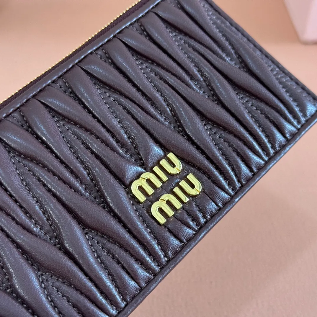 p520. 💋💋💋【Full set of packaging at the counter】🔥 MM💗pocket wallet💗The latest version of the card holder, model: 5MB006 Heather🔥🆕🆕💃💃Top imported lambskin material🐮👋Matelasse pattern, zipper closure, miu logo hot stamping inside 💞Six card slots on the back, 💅💅 size: 8X15.