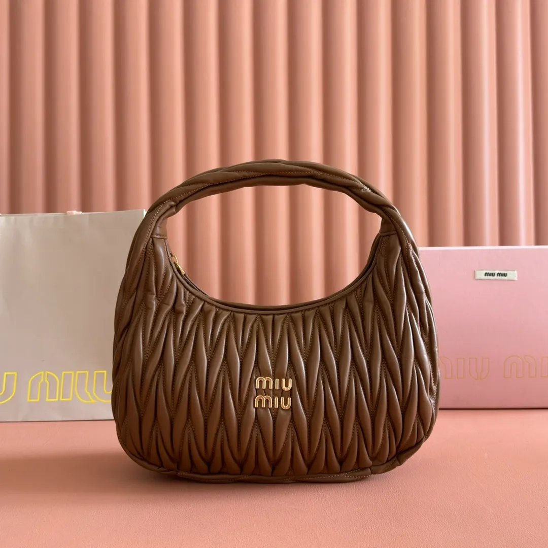 p1800💋💋💋【Full set of packaging at the counter】The new MiuWander handbag is made of imported lambskin classic brand's iconic Matelasse texture embroidery, retro frosted hardware, and the use of round curves to retain the playful feel it should have. The overall shape of the bag is stiff and stylish, full of personality, can be sweet or salty, and the capacity can be light. Almost everyone in the major fashionistas has one, size: 29 X 24 X 10 5bc108
