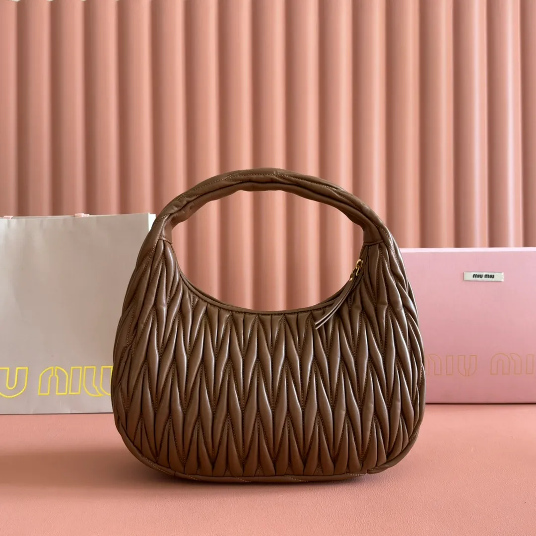 p1800💋💋💋【Full set of packaging at the counter】The new MiuWander handbag is made of imported lambskin classic brand's iconic Matelasse texture embroidery, retro frosted hardware, and the use of round curves to retain the playful feel it should have. The overall shape of the bag is stiff and stylish, full of personality, can be sweet or salty, and the capacity can be light. Almost everyone in the major fashionistas has one, size: 29 X 24 X 10 5bc108