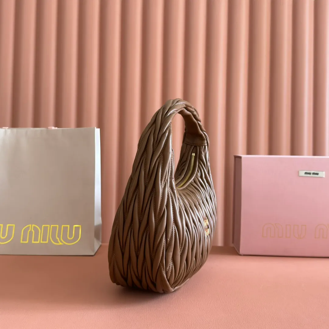 p1800💋💋💋【Full set of packaging at the counter】The new MiuWander handbag is made of imported lambskin classic brand's iconic Matelasse texture embroidery, retro frosted hardware, and the use of round curves to retain the playful feel it should have. The overall shape of the bag is stiff and stylish, full of personality, can be sweet or salty, and the capacity can be light. Almost everyone in the major fashionistas has one, size: 29 X 24 X 10 5bc108