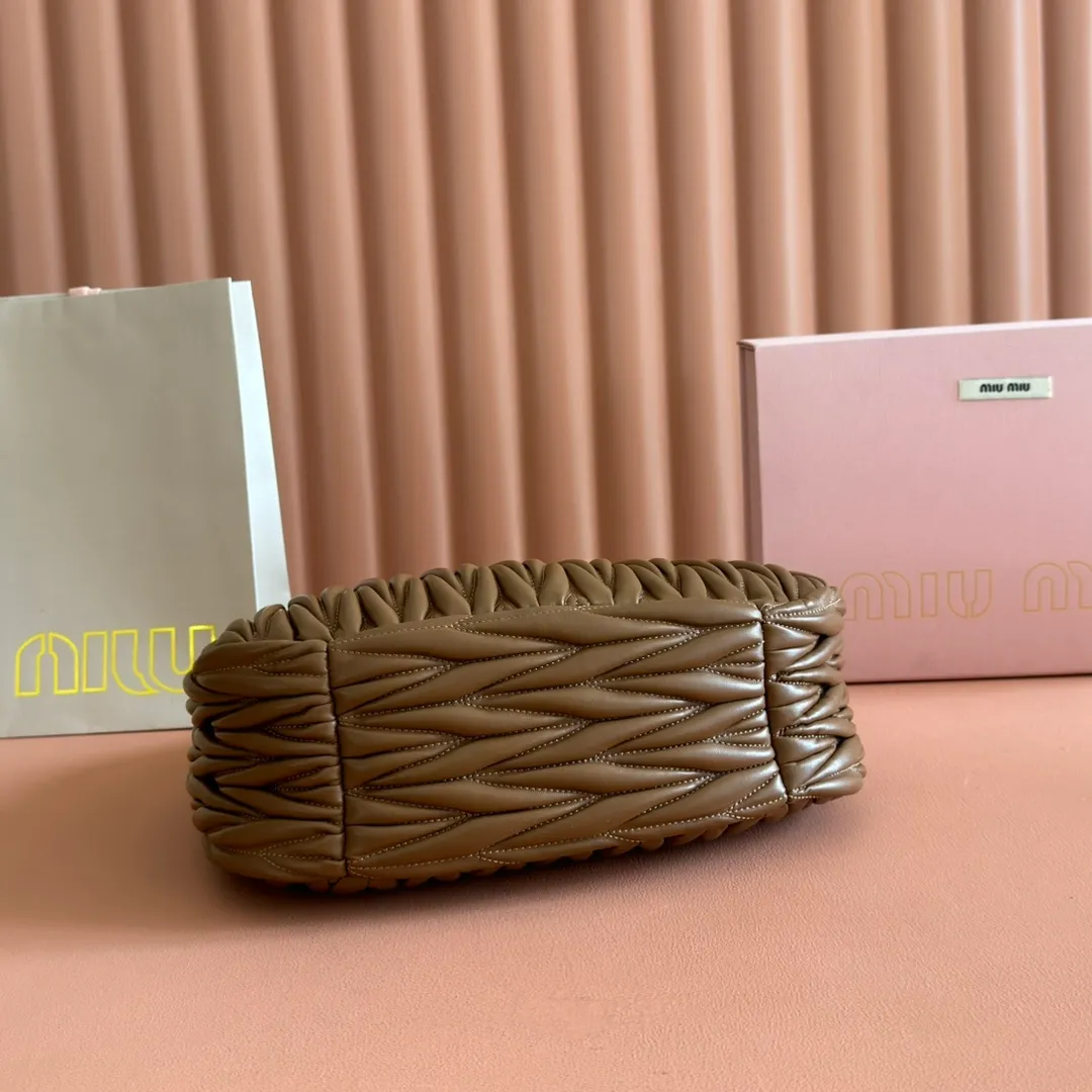 p1800💋💋💋【Full set of packaging at the counter】The new MiuWander handbag is made of imported lambskin classic brand's iconic Matelasse texture embroidery, retro frosted hardware, and the use of round curves to retain the playful feel it should have. The overall shape of the bag is stiff and stylish, full of personality, can be sweet or salty, and the capacity can be light. Almost everyone in the major fashionistas has one, size: 29 X 24 X 10 5bc108
