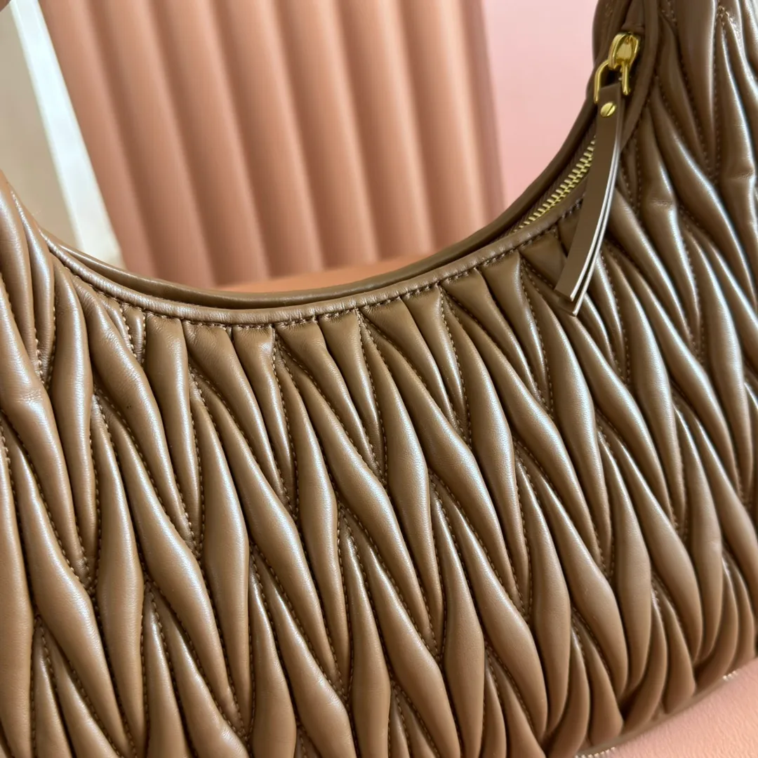 p1800💋💋💋【Full set of packaging at the counter】The new MiuWander handbag is made of imported lambskin classic brand's iconic Matelasse texture embroidery, retro frosted hardware, and the use of round curves to retain the playful feel it should have. The overall shape of the bag is stiff and stylish, full of personality, can be sweet or salty, and the capacity can be light. Almost everyone in the major fashionistas has one, size: 29 X 24 X 10 5bc108