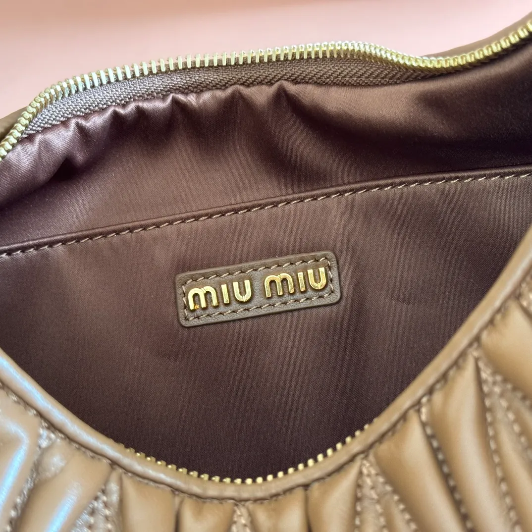 p1800💋💋💋【Full set of packaging at the counter】The new MiuWander handbag is made of imported lambskin classic brand's iconic Matelasse texture embroidery, retro frosted hardware, and the use of round curves to retain the playful feel it should have. The overall shape of the bag is stiff and stylish, full of personality, can be sweet or salty, and the capacity can be light. Almost everyone in the major fashionistas has one, size: 29 X 24 X 10 5bc108