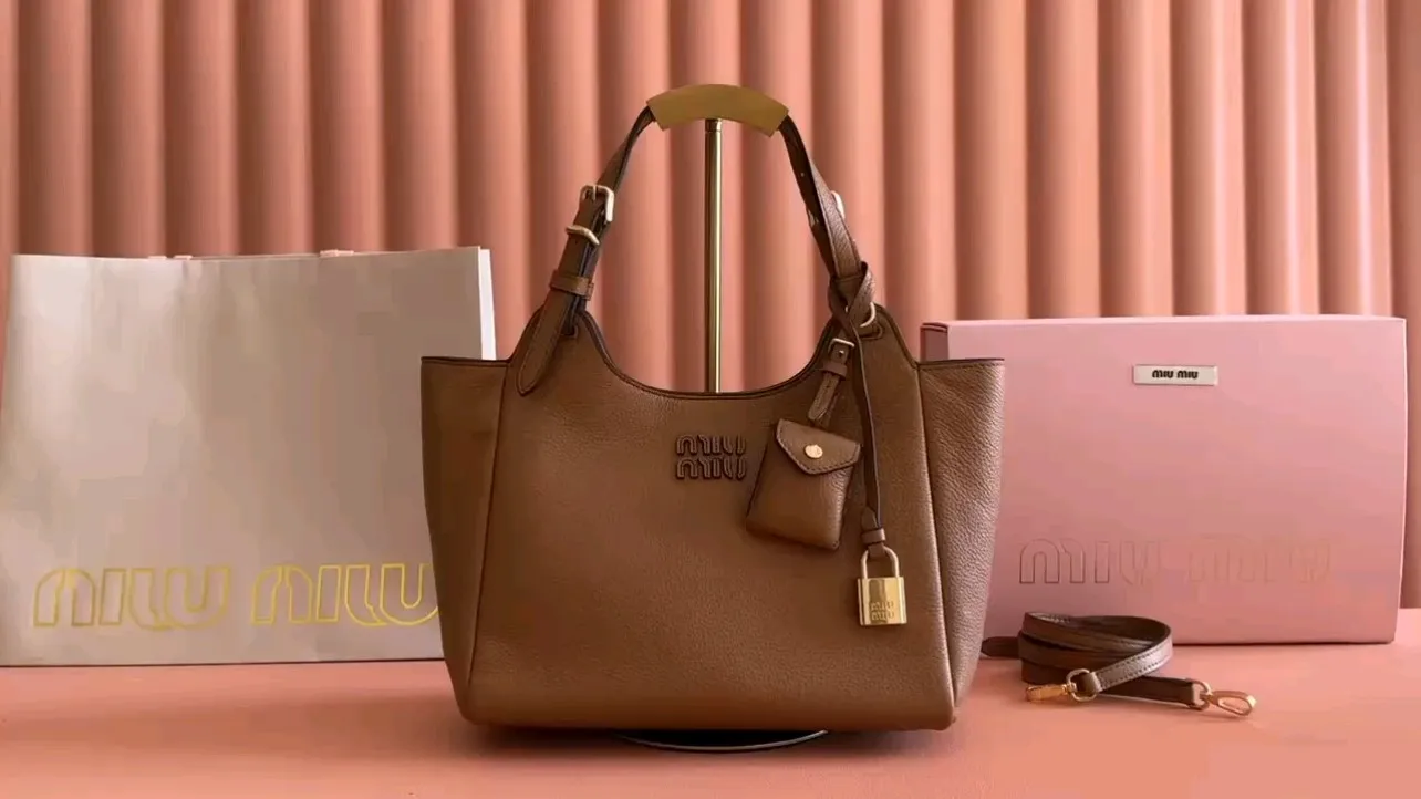 p1700💋💋💋【Full set of packaging at the counter】Miu Japanese pop-up tote bag, top-grade imported cowhide, high-end leather texture, elegant and retro, soft but not collapsed, with metal lock pendant, casual and lazy temperament, full of sweet and cool style, hand-sewn leather logo, details are online, suitable for commuting and shopping, practicality MAX Model: 5ba304 Dimensions: 25.5 X20 X13 cm