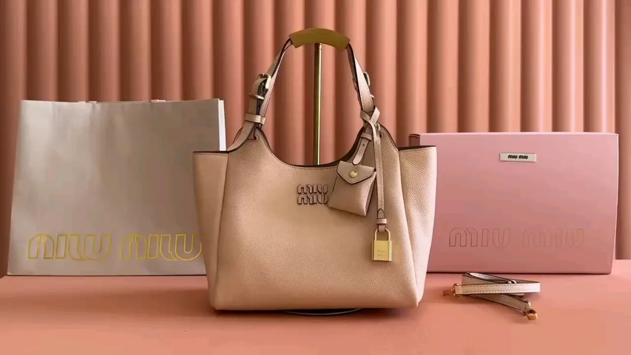 p1700💋💋💋【Full set of packaging at the counter】Miu Japanese pop-up tote bag, top-grade imported cowhide, high-end leather texture, elegant and retro, soft but not collapsed, with metal lock pendant, casual and lazy temperament, full of sweet and cool style, hand-sewn leather logo, details are online, suitable for commuting and shopping, practicality MAX Model: 5ba304 Dimensions: 25.5 X20 X13 cm