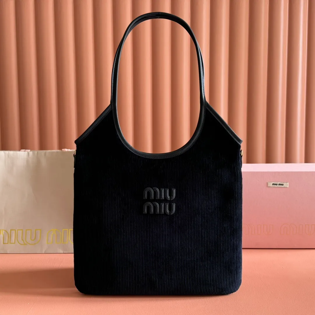p1300💋💋💋【Full package with counter】Miu Women's IVY Corduroy Tote Shoulder Bag This classic tote bag is decorated with the Miu Miu letter logo, highlighting the classic style and being very recognizable. Simple underarm tote bag 🖤 The same color leather letter logo adds a unique and classic style! Gold hardware, leather lettering logo on front! Lined with zip pocket accents! Size: 35x40cm Style number: 500231