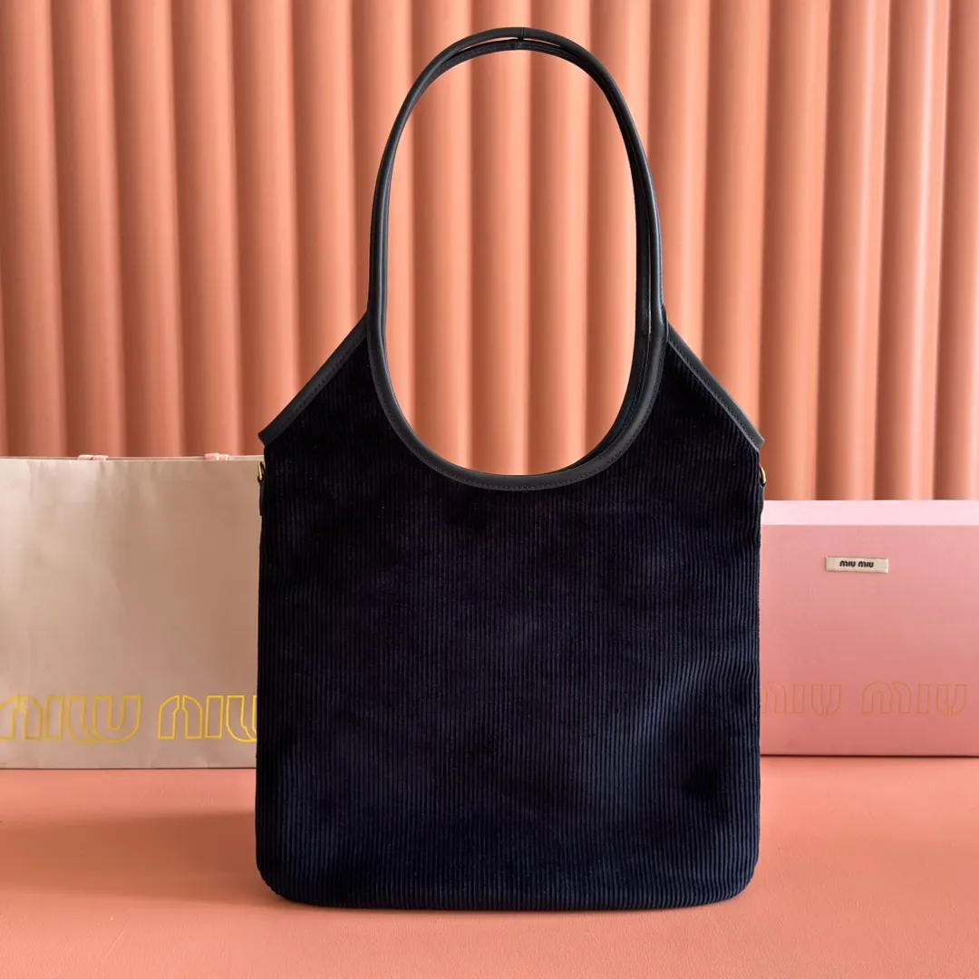 p1300💋💋💋【Full package with counter】Miu Women's IVY Corduroy Tote Shoulder Bag This classic tote bag is decorated with the Miu Miu letter logo, highlighting the classic style and being very recognizable. Simple underarm tote bag 🖤 The same color leather letter logo adds a unique and classic style! Gold hardware, leather lettering logo on front! Lined with zip pocket accents! Size: 35x40cm Style number: 500231