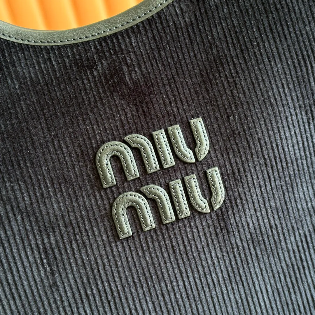 p1300💋💋💋【Full package with counter】Miu Women's IVY Corduroy Tote Shoulder Bag This classic tote bag is decorated with the Miu Miu letter logo, highlighting the classic style and being very recognizable. Simple underarm tote bag 🖤 The same color leather letter logo adds a unique and classic style! Gold hardware, leather lettering logo on front! Lined with zip pocket accents! Size: 35x40cm Style number: 500231