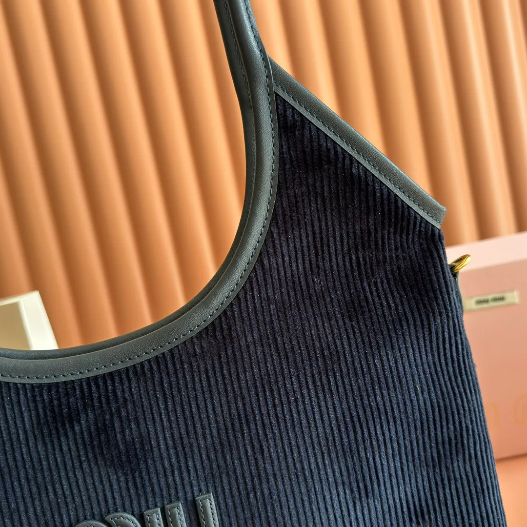 p1300💋💋💋【Full package with counter】Miu Women's IVY Corduroy Tote Shoulder Bag This classic tote bag is decorated with the Miu Miu letter logo, highlighting the classic style and being very recognizable. Simple underarm tote bag 🖤 The same color leather letter logo adds a unique and classic style! Gold hardware, leather lettering logo on front! Lined with zip pocket accents! Size: 35x40cm Style number: 500231