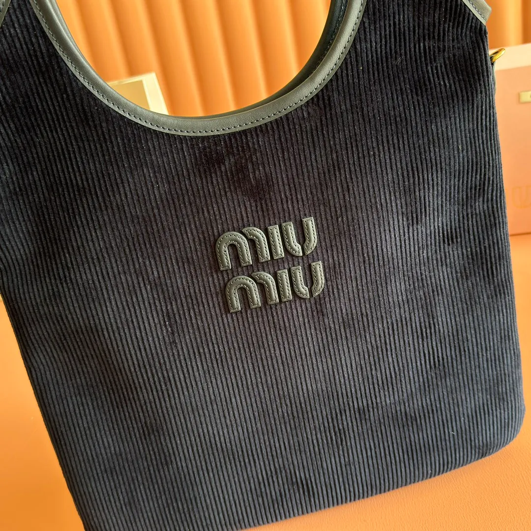 p1300💋💋💋【Full package with counter】Miu Women's IVY Corduroy Tote Shoulder Bag This classic tote bag is decorated with the Miu Miu letter logo, highlighting the classic style and being very recognizable. Simple underarm tote bag 🖤 The same color leather letter logo adds a unique and classic style! Gold hardware, leather lettering logo on front! Lined with zip pocket accents! Size: 35x40cm Style number: 500231