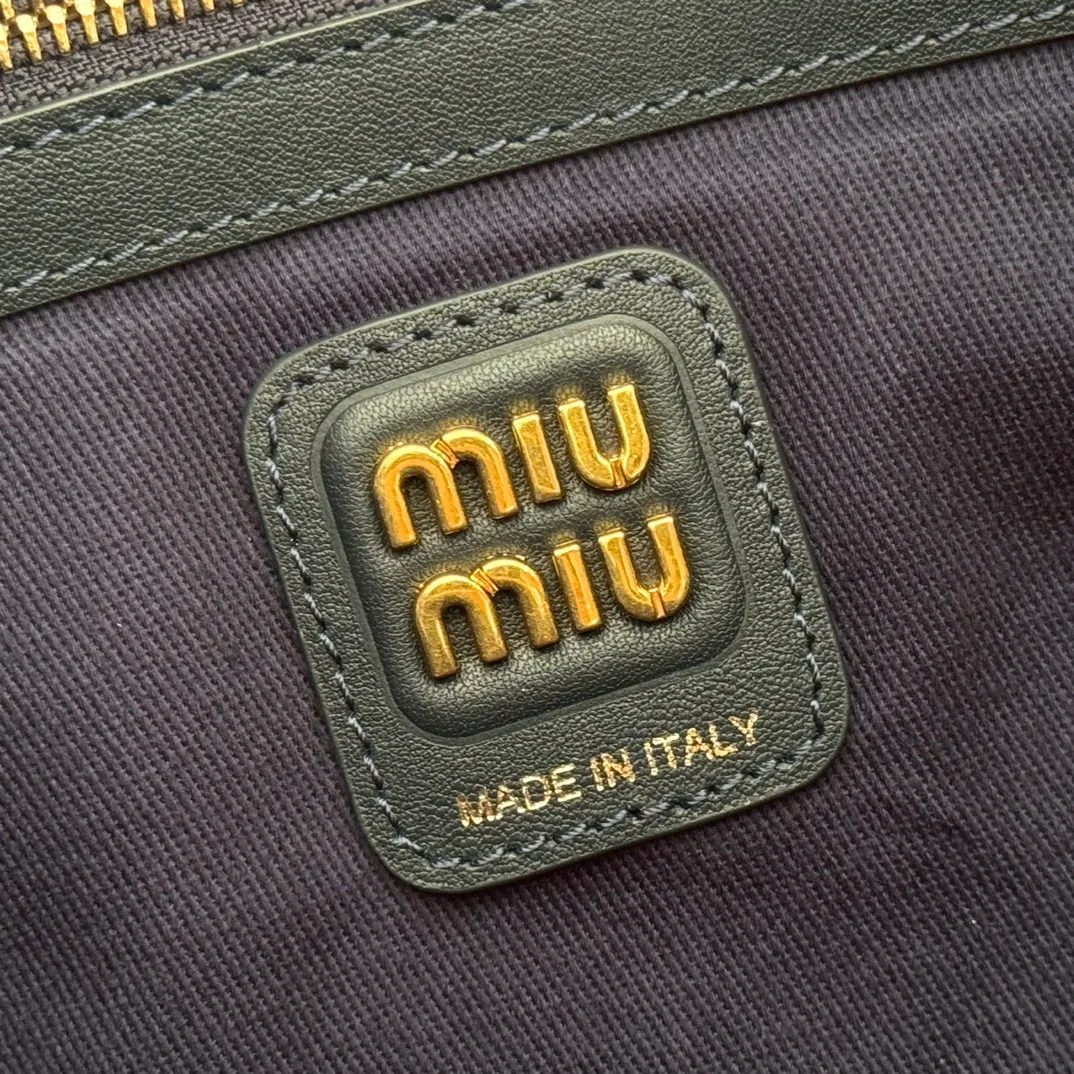 p1300💋💋💋【Full package with counter】Miu Women's IVY Corduroy Tote Shoulder Bag This classic tote bag is decorated with the Miu Miu letter logo, highlighting the classic style and being very recognizable. Simple underarm tote bag 🖤 The same color leather letter logo adds a unique and classic style! Gold hardware, leather lettering logo on front! Lined with zip pocket accents! Size: 35x40cm Style number: 500231