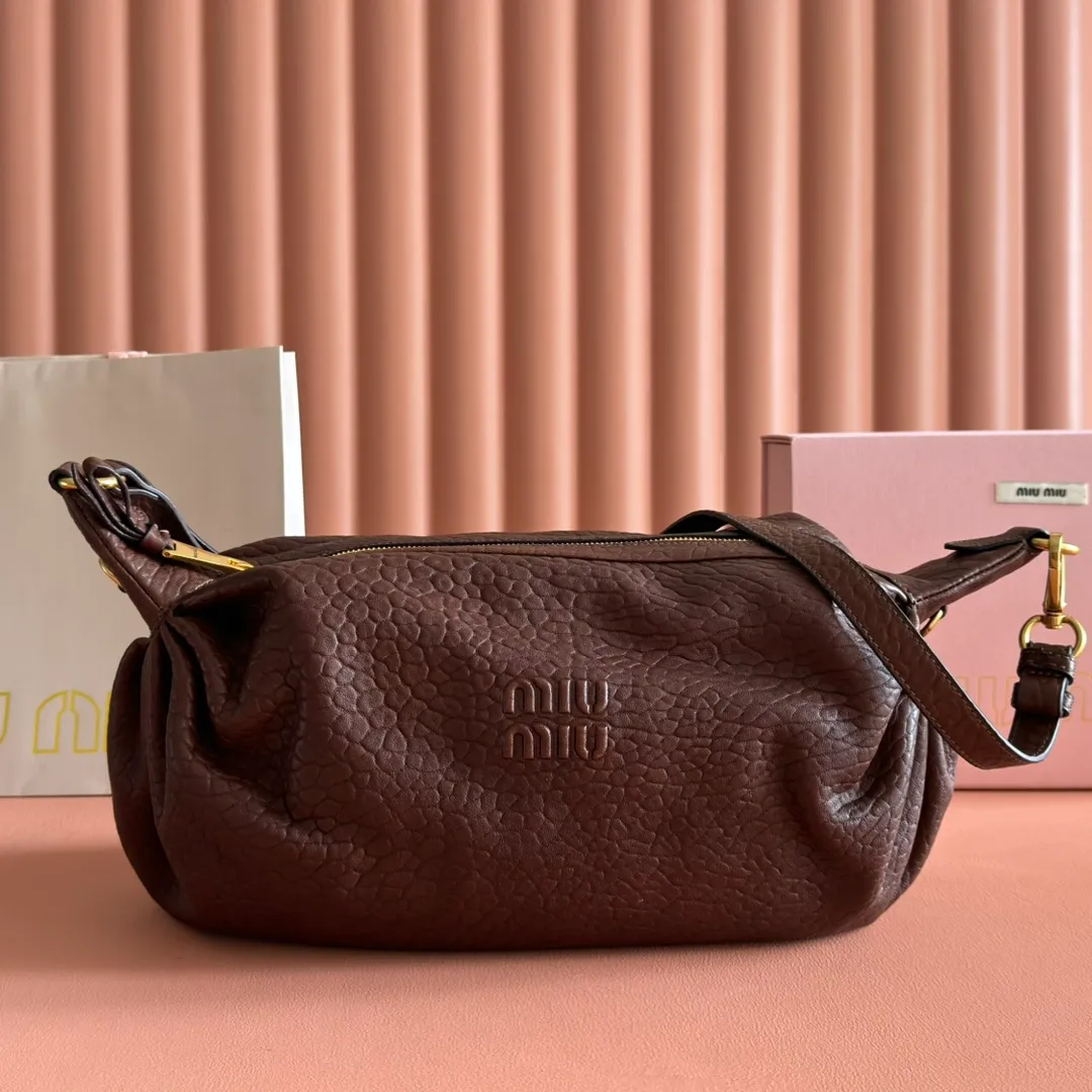 p1700💋💋💋【Full set of equipped counters】Miu 25ss 5bc191 show model hits the street. It breaks the past leather and uses bubble pattern customization. It feels super soft and waxy. It is ultra-light and almost weightless. The shoulder straps are adjustable. Large capacity. Double zippers. Multiple shapes🉑changes. The whole bag is lazy and fashionable.. Size: 40-20-15