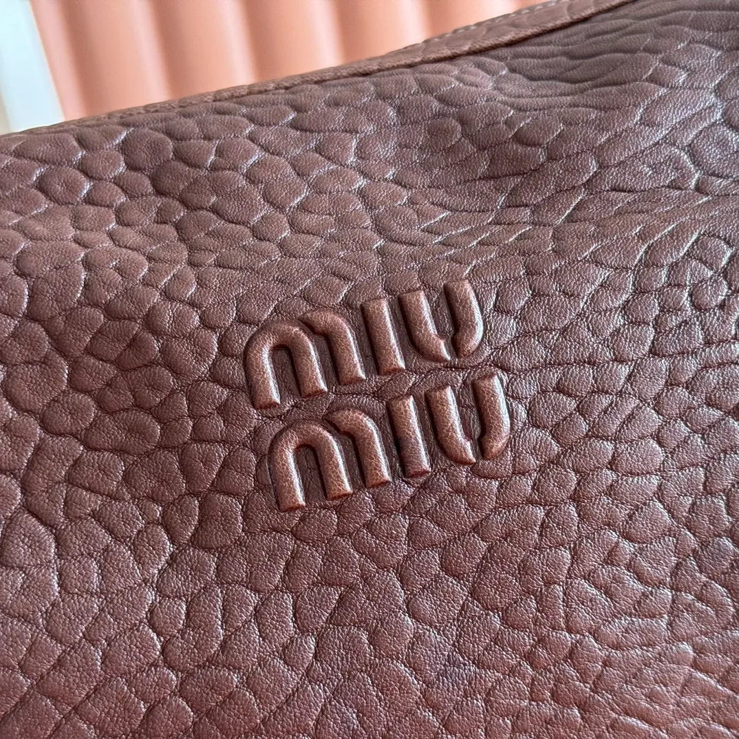 p1700💋💋💋【Full set of equipped counters】Miu 25ss 5bc191 show model hits the street. It breaks the past leather and uses bubble pattern customization. It feels super soft and waxy. It is ultra-light and almost weightless. The shoulder straps are adjustable. Large capacity. Double zippers. Multiple shapes🉑changes. The whole bag is lazy and fashionable.. Size: 40-20-15