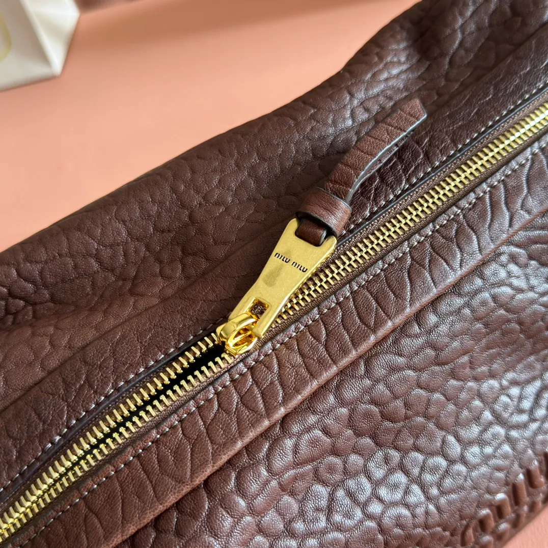 p1700💋💋💋【Full set of equipped counters】Miu 25ss 5bc191 show model hits the street. It breaks the past leather and uses bubble pattern customization. It feels super soft and waxy. It is ultra-light and almost weightless. The shoulder straps are adjustable. Large capacity. Double zippers. Multiple shapes🉑changes. The whole bag is lazy and fashionable.. Size: 40-20-15