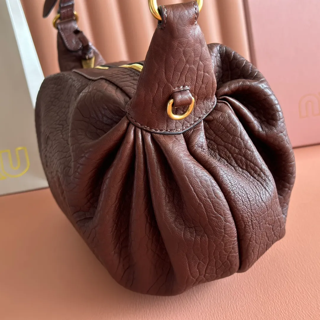 p1700💋💋💋【Full set of equipped counters】Miu 25ss 5bc191 show model hits the street. It breaks the past leather and uses bubble pattern customization. It feels super soft and waxy. It is ultra-light and almost weightless. The shoulder straps are adjustable. Large capacity. Double zippers. Multiple shapes🉑changes. The whole bag is lazy and fashionable.. Size: 40-20-15