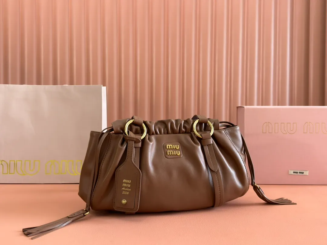 p1720💋💋💋【Equipped with a full set of premium hardware at the counter and original leather】Joke Nappa sheep leather handbag ~ Brown The new Joie is made of Nappa sheep leather and decorated with exquisite hangings and letter logos to increase brand recognition. Detachable charm, antiqued gold hardware, metal letter logo on front, magnetic fastening, lining and zipped pocket. Size: W32×H16×D10.5cm No.: 5BG306