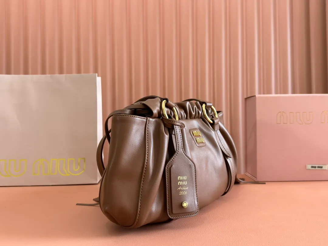 p1720💋💋💋【Equipped with a full set of premium hardware at the counter and original leather】Joke Nappa sheep leather handbag ~ Brown The new Joie is made of Nappa sheep leather and decorated with exquisite hangings and letter logos to increase brand recognition. Detachable charm, antiqued gold hardware, metal letter logo on front, magnetic fastening, lining and zipped pocket. Size: W32×H16×D10.5cm No.: 5BG306