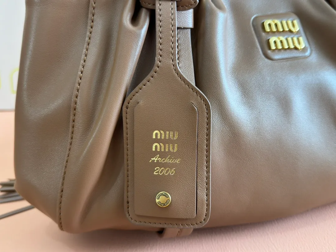 p1720💋💋💋【Equipped with a full set of premium hardware at the counter and original leather】Joke Nappa sheep leather handbag ~ Brown The new Joie is made of Nappa sheep leather and decorated with exquisite hangings and letter logos to increase brand recognition. Detachable charm, antiqued gold hardware, metal letter logo on front, magnetic fastening, lining and zipped pocket. Size: W32×H16×D10.5cm No.: 5BG306