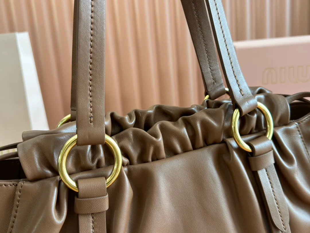 p1720💋💋💋【Equipped with a full set of premium hardware at the counter and original leather】Joke Nappa sheep leather handbag ~ Brown The new Joie is made of Nappa sheep leather and decorated with exquisite hangings and letter logos to increase brand recognition. Detachable charm, antiqued gold hardware, metal letter logo on front, magnetic fastening, lining and zipped pocket. Size: W32×H16×D10.5cm No.: 5BG306