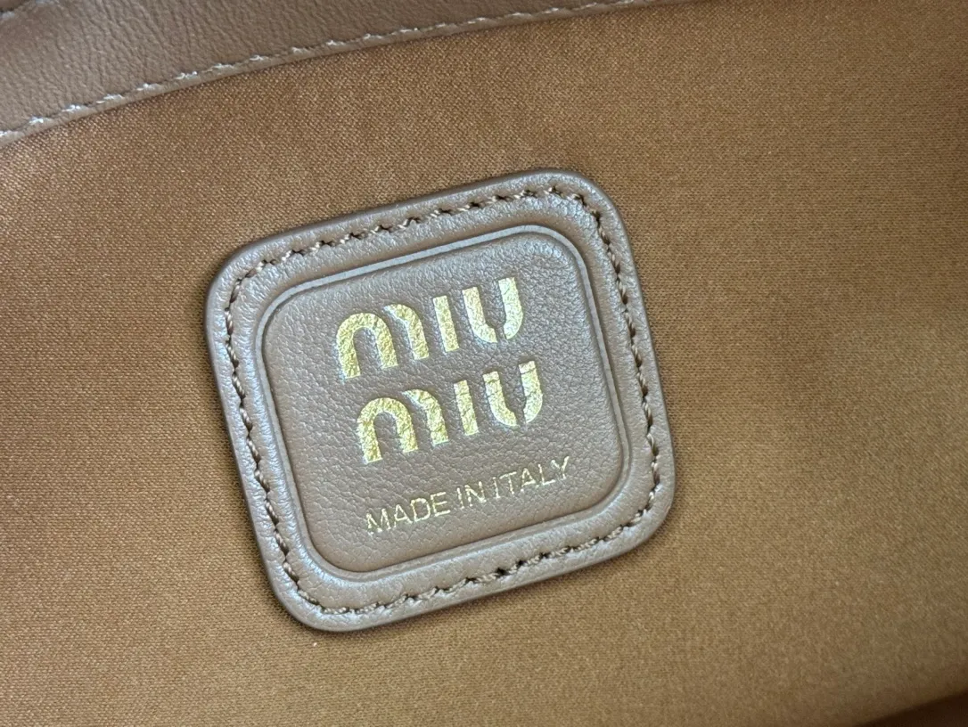 p1720💋💋💋【Equipped with a full set of premium hardware at the counter and original leather】Joke Nappa sheep leather handbag ~ Brown The new Joie is made of Nappa sheep leather and decorated with exquisite hangings and letter logos to increase brand recognition. Detachable charm, antiqued gold hardware, metal letter logo on front, magnetic fastening, lining and zipped pocket. Size: W32×H16×D10.5cm No.: 5BG306
