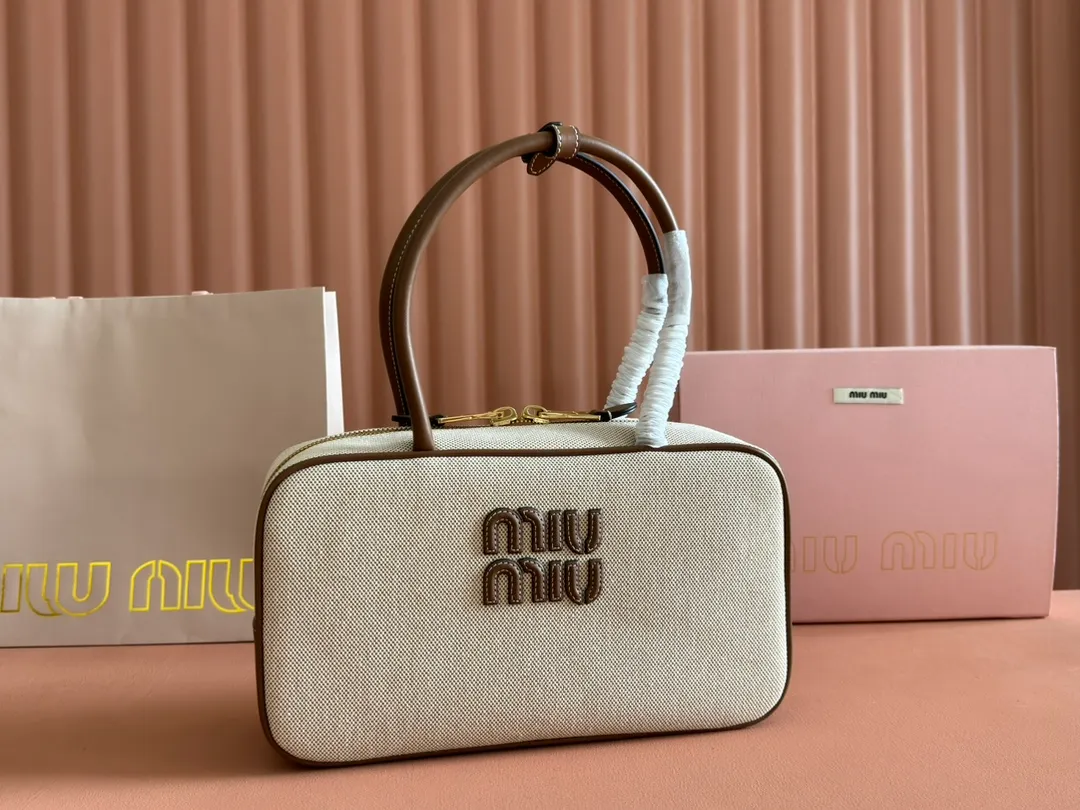 p1340💋💋💋"With full set of original factory counter packaging"💕💋 The M family's new canvas bowling ball is made of new canvas fabric and high-grade plain calfskin. The bold and innovative design perfectly interprets Miu's eclectic, free and inclusive attitude towards life. This bag is cool, with a refined multi-functional design that combines elements of men's and women's wear. It is casual, lazy, natural and full of personality. It has a new canvas lining. It is not unreasonable that it is popular all over the Internet. All major fashion stars love to carry it. Model: 5BB173. Size: 28X12X9cm Color: Canvas brown/original leather. Made in Italy
