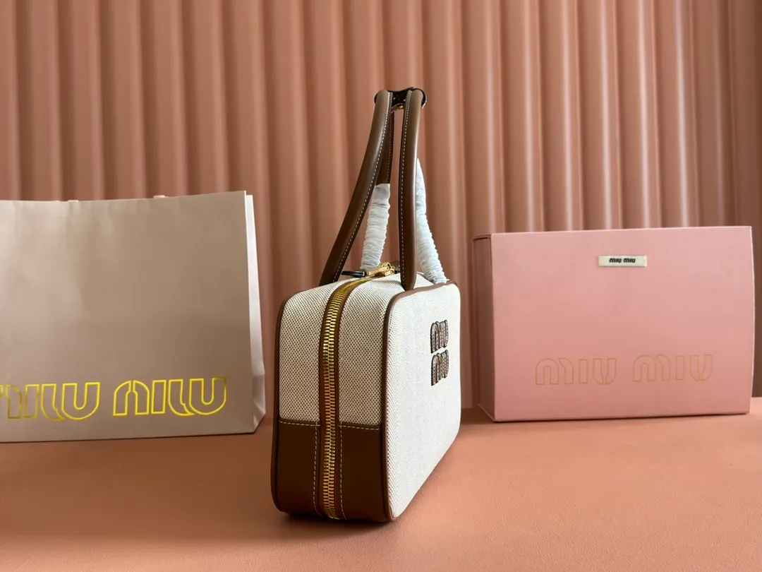 p1340💋💋💋"With full set of original factory counter packaging"💕💋 The M family's new canvas bowling ball is made of new canvas fabric and high-grade plain calfskin. The bold and innovative design perfectly interprets Miu's eclectic, free and inclusive attitude towards life. This bag is cool, with a refined multi-functional design that combines elements of men's and women's wear. It is casual, lazy, natural and full of personality. It has a new canvas lining. It is not unreasonable that it is popular all over the Internet. All major fashion stars love to carry it. Model: 5BB173. Size: 28X12X9cm Color: Canvas brown/original leather. Made in Italy