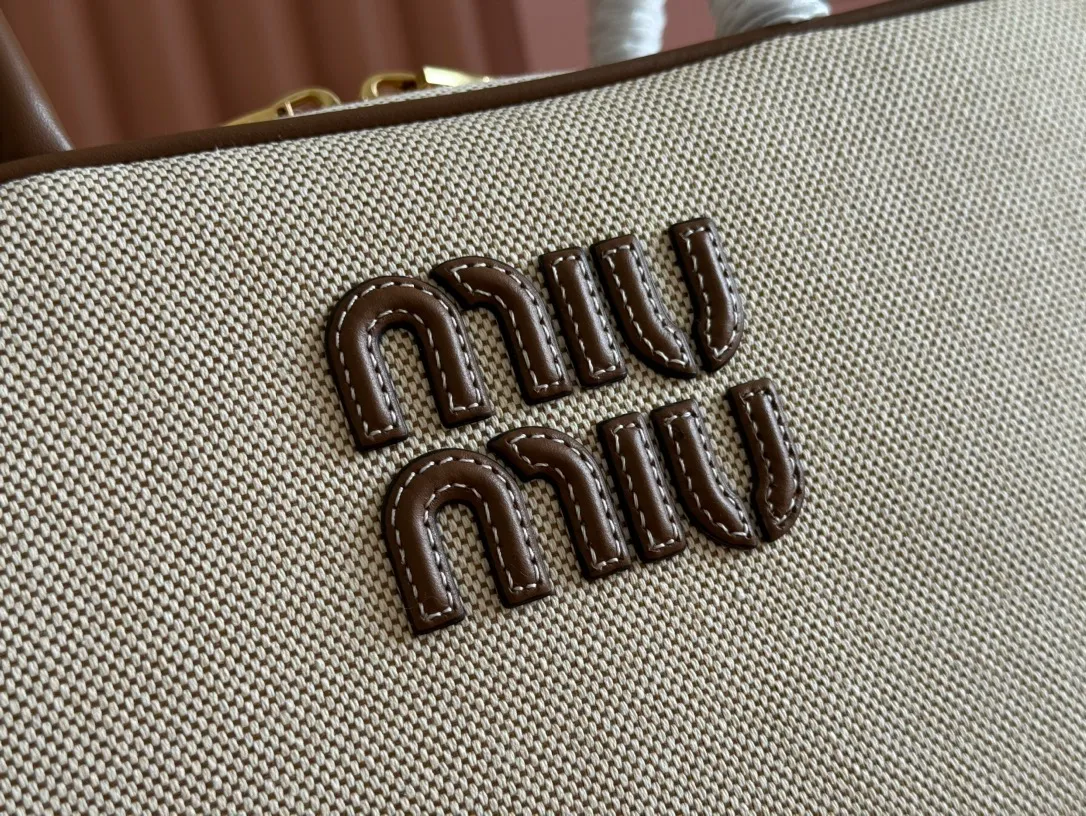 p1340💋💋💋"With full set of original factory counter packaging"💕💋 The M family's new canvas bowling ball is made of new canvas fabric and high-grade plain calfskin. The bold and innovative design perfectly interprets Miu's eclectic, free and inclusive attitude towards life. This bag is cool, with a refined multi-functional design that combines elements of men's and women's wear. It is casual, lazy, natural and full of personality. It has a new canvas lining. It is not unreasonable that it is popular all over the Internet. All major fashion stars love to carry it. Model: 5BB173. Size: 28X12X9cm Color: Canvas brown/original leather. Made in Italy