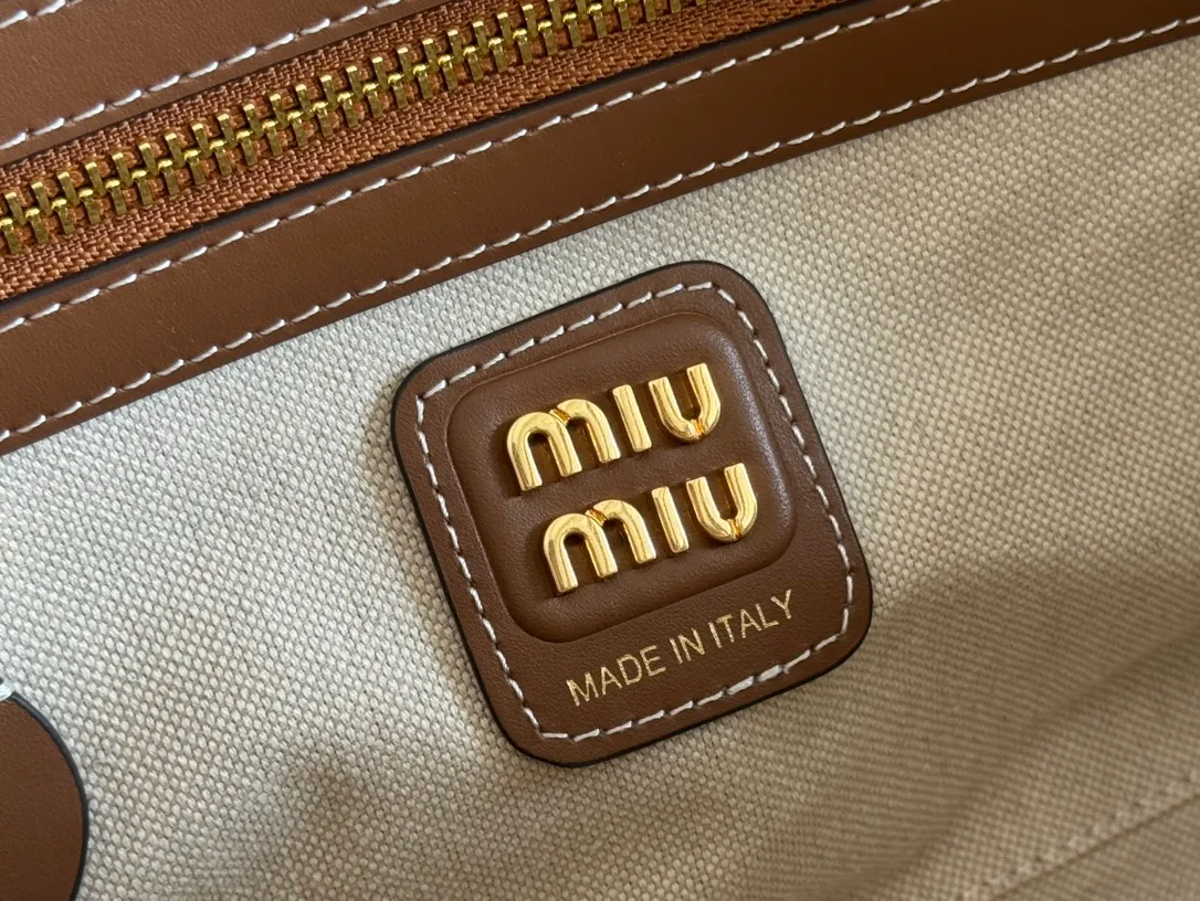 p1340💋💋💋"With full set of original factory counter packaging"💕💋 The M family's new canvas bowling ball is made of new canvas fabric and high-grade plain calfskin. The bold and innovative design perfectly interprets Miu's eclectic, free and inclusive attitude towards life. This bag is cool, with a refined multi-functional design that combines elements of men's and women's wear. It is casual, lazy, natural and full of personality. It has a new canvas lining. It is not unreasonable that it is popular all over the Internet. All major fashion stars love to carry it. Model: 5BB173. Size: 28X12X9cm Color: Canvas brown/original leather. Made in Italy