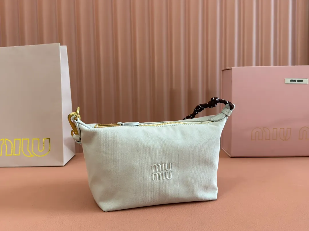 p960💋💋💋 [Configured with full set of counter packaging] 5NE841, new denim lunch box bag, unique ice crack texture, iconic Miu amount logo on the front, cotton lining, ultra-light, large capacity, looks good with any combination, suitable for all seasons, size: bottom length 19cm, opening width 25.5cm, height 14cm, bottom width 10cm