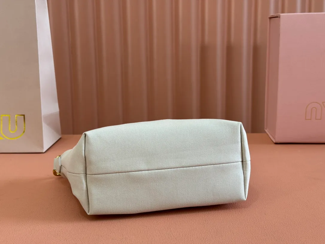 p960💋💋💋 [Configured with full set of counter packaging] 5NE841, new denim lunch box bag, unique ice crack texture, iconic Miu amount logo on the front, cotton lining, ultra-light, large capacity, looks good with any combination, suitable for all seasons, size: bottom length 19cm, opening width 25.5cm, height 14cm, bottom width 10cm
