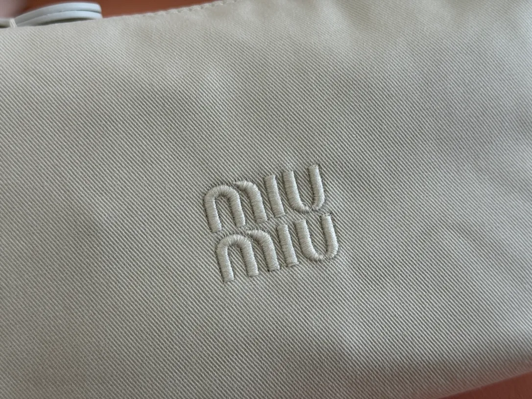 p960💋💋💋 [Configured with full set of counter packaging] 5NE841, new denim lunch box bag, unique ice crack texture, iconic Miu amount logo on the front, cotton lining, ultra-light, large capacity, looks good with any combination, suitable for all seasons, size: bottom length 19cm, opening width 25.5cm, height 14cm, bottom width 10cm