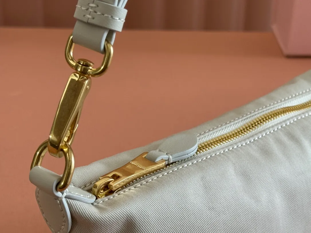 p960💋💋💋 [Configured with full set of counter packaging] 5NE841, new denim lunch box bag, unique ice crack texture, iconic Miu amount logo on the front, cotton lining, ultra-light, large capacity, looks good with any combination, suitable for all seasons, size: bottom length 19cm, opening width 25.5cm, height 14cm, bottom width 10cm