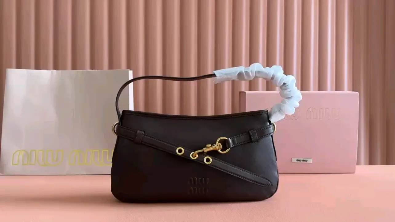💋💋💋【New Product】Miu Home👉 MiuMiu new Aventure Nappa leather handbag, heather, brown, black/original leather shipped! 🐲Model: 5BC182. Combination short video