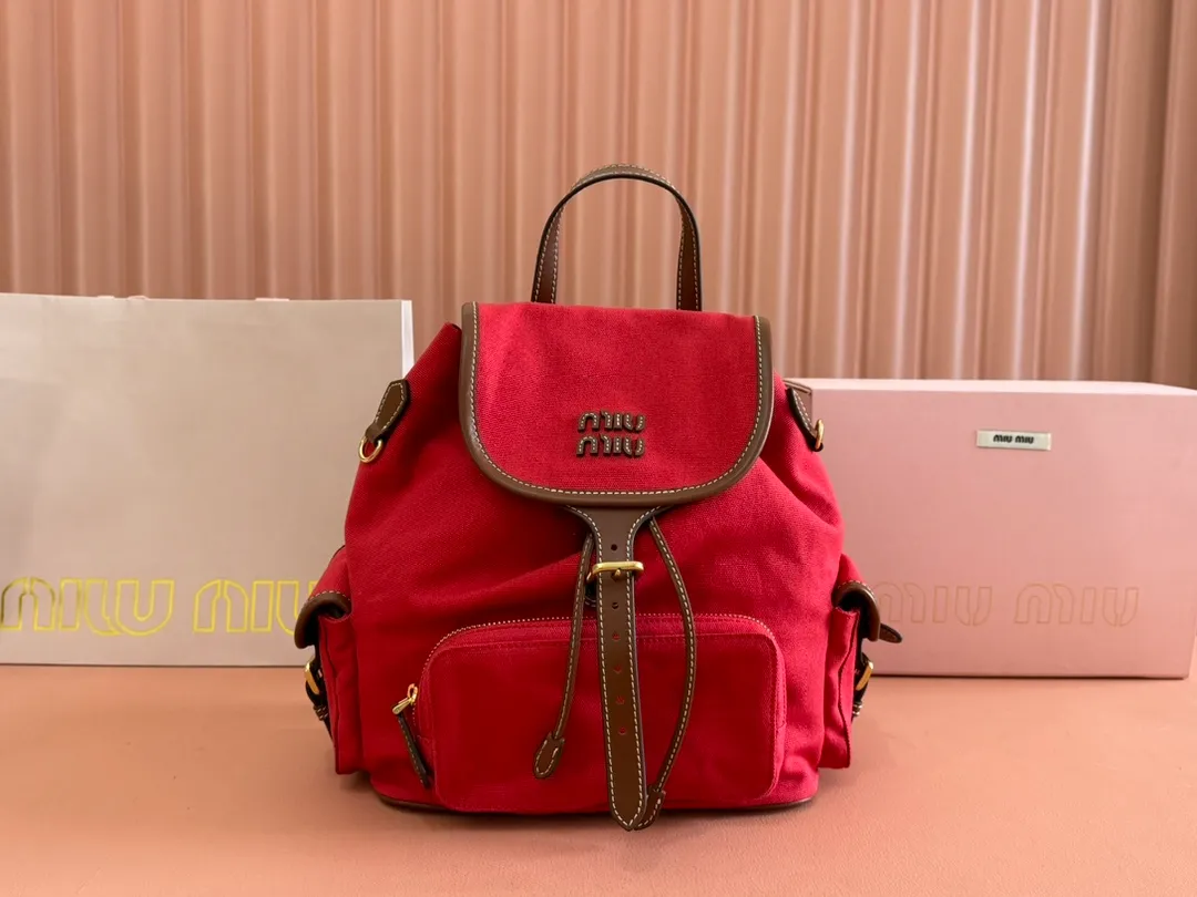 p1660. 💋💋💋【Configured with full package at counter】MIU Home new product college style backpack, the perfect combination of canvas and imported calfskin, thick wear-resistant linen blend lining, adopts a casual design style, fashionable, simple and advanced, combined with exquisite handcrafts, adding multiple pockets for storage, the shoulder strap and hand bag can be freely converted, which is a great convenience Improved practicality, it is simply a tool for dressing. It can be worn with jeans, shirts or various casual sportswear. It is a very good item to wear, especially the capacity is large enough and it is light and easy to use. I highly recommend it. Model: 5bz042, size 29.5x25x12.5cm