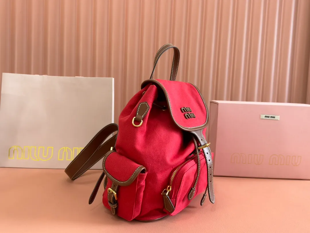 p1660. 💋💋💋【Configured with full package at counter】MIU Home new product college style backpack, the perfect combination of canvas and imported calfskin, thick wear-resistant linen blend lining, adopts a casual design style, fashionable, simple and advanced, combined with exquisite handcrafts, adding multiple pockets for storage, the shoulder strap and hand bag can be freely converted, which is a great convenience Improved practicality, it is simply a tool for dressing. It can be worn with jeans, shirts or various casual sportswear. It is a very good item to wear, especially the capacity is large enough and it is light and easy to use. I highly recommend it. Model: 5bz042, size 29.5x25x12.5cm