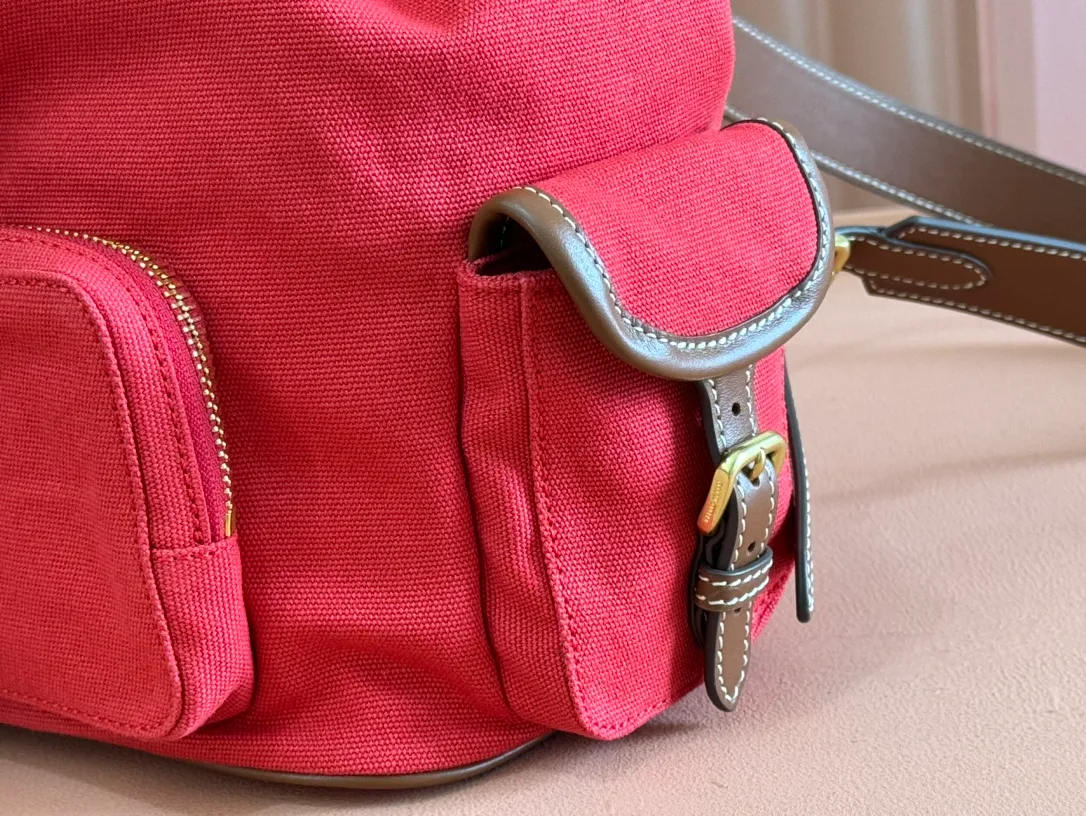p1660. 💋💋💋【Configured with full package at counter】MIU Home new product college style backpack, the perfect combination of canvas and imported calfskin, thick wear-resistant linen blend lining, adopts a casual design style, fashionable, simple and advanced, combined with exquisite handcrafts, adding multiple pockets for storage, the shoulder strap and hand bag can be freely converted, which is a great convenience Improved practicality, it is simply a tool for dressing. It can be worn with jeans, shirts or various casual sportswear. It is a very good item to wear, especially the capacity is large enough and it is light and easy to use. I highly recommend it. Model: 5bz042, size 29.5x25x12.5cm