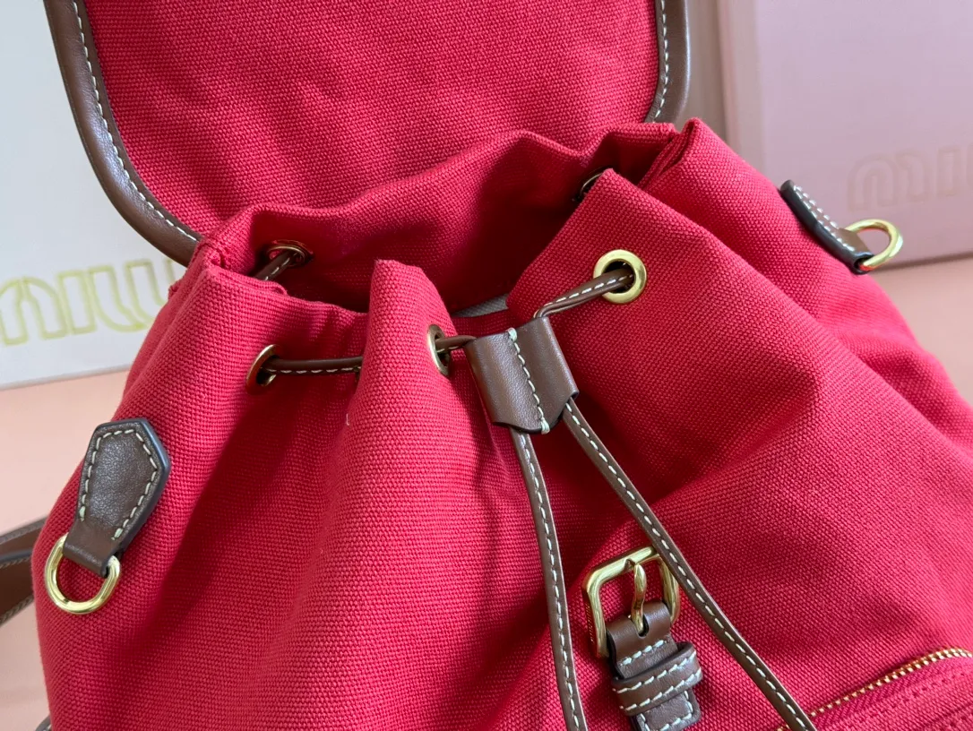 p1660. 💋💋💋【Configured with full package at counter】MIU Home new product college style backpack, the perfect combination of canvas and imported calfskin, thick wear-resistant linen blend lining, adopts a casual design style, fashionable, simple and advanced, combined with exquisite handcrafts, adding multiple pockets for storage, the shoulder strap and hand bag can be freely converted, which is a great convenience Improved practicality, it is simply a tool for dressing. It can be worn with jeans, shirts or various casual sportswear. It is a very good item to wear, especially the capacity is large enough and it is light and easy to use. I highly recommend it. Model: 5bz042, size 29.5x25x12.5cm