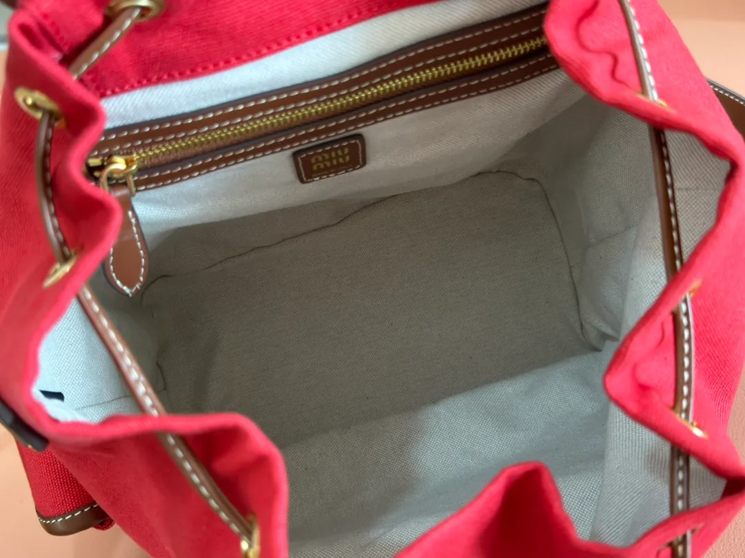 p1660. 💋💋💋【Configured with full package at counter】MIU Home new product college style backpack, the perfect combination of canvas and imported calfskin, thick wear-resistant linen blend lining, adopts a casual design style, fashionable, simple and advanced, combined with exquisite handcrafts, adding multiple pockets for storage, the shoulder strap and hand bag can be freely converted, which is a great convenience Improved practicality, it is simply a tool for dressing. It can be worn with jeans, shirts or various casual sportswear. It is a very good item to wear, especially the capacity is large enough and it is light and easy to use. I highly recommend it. Model: 5bz042, size 29.5x25x12.5cm
