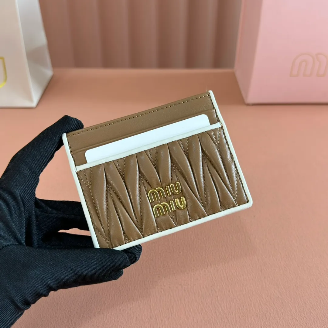 p420. 💋💋💋【Configured with full set of counter packaging】🔥 MM latest version cket wallet new card holder, 💗💗 5MC076 caramel with white counter latest series card holder, small and exquisite, double-sided card slots, practical and fashionable design 🔥 Made of top imported lambskin 🎉