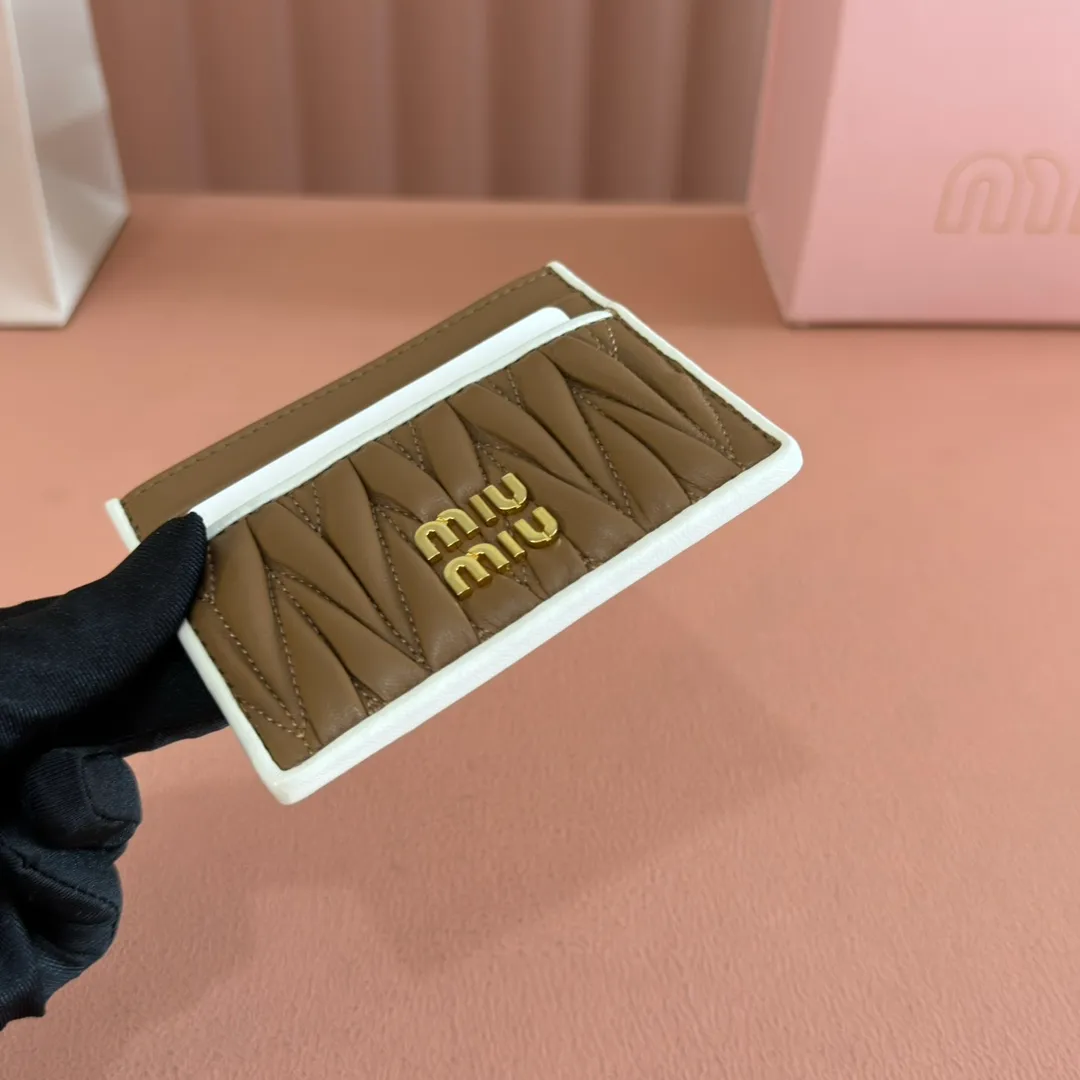 p420. 💋💋💋【Configured with full set of counter packaging】🔥 MM latest version cket wallet new card holder, 💗💗 5MC076 caramel with white counter latest series card holder, small and exquisite, double-sided card slots, practical and fashionable design 🔥 Made of top imported lambskin 🎉