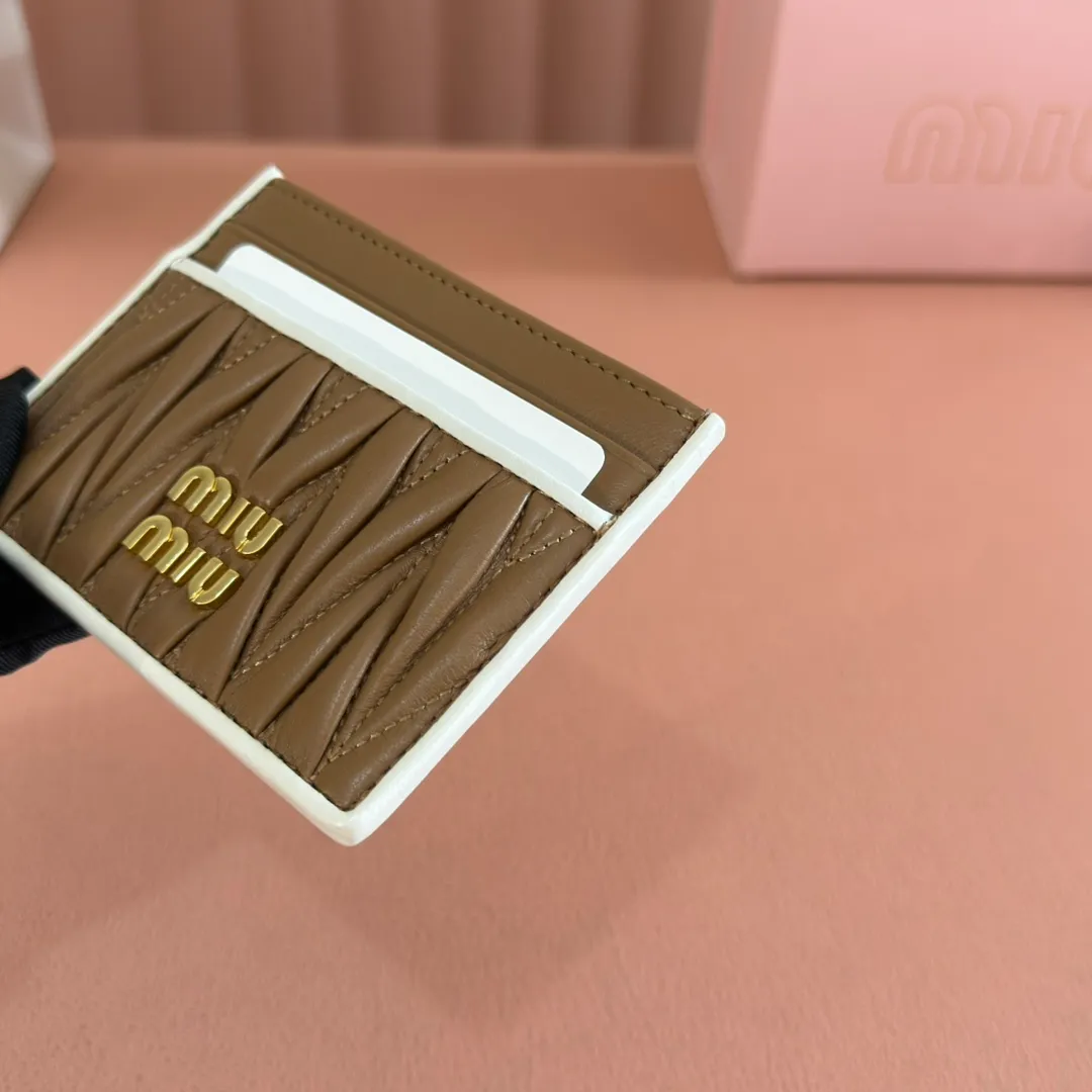 p420. 💋💋💋【Configured with full set of counter packaging】🔥 MM latest version cket wallet new card holder, 💗💗 5MC076 caramel with white counter latest series card holder, small and exquisite, double-sided card slots, practical and fashionable design 🔥 Made of top imported lambskin 🎉