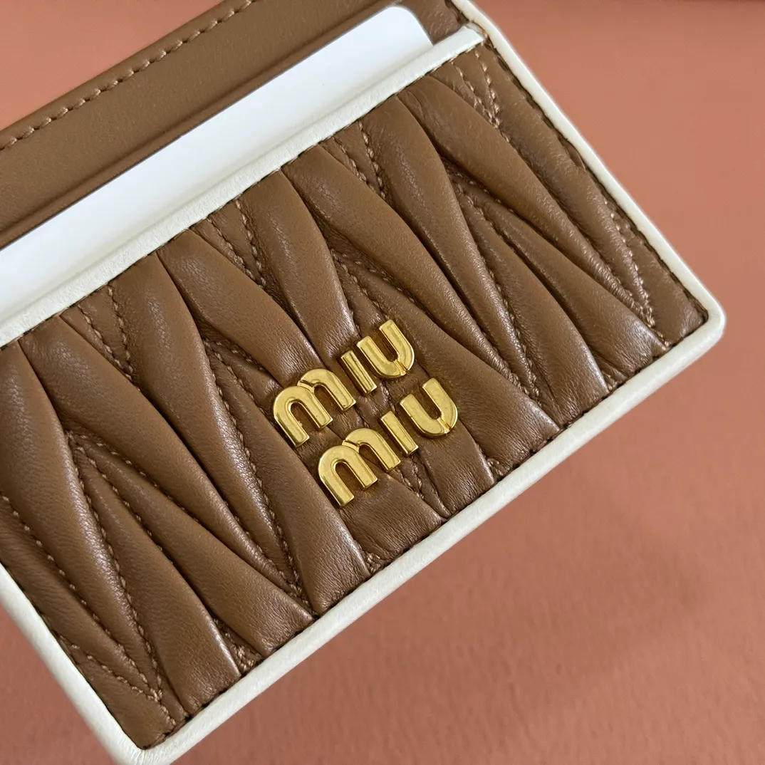 p420. 💋💋💋【Configured with full set of counter packaging】🔥 MM latest version cket wallet new card holder, 💗💗 5MC076 caramel with white counter latest series card holder, small and exquisite, double-sided card slots, practical and fashionable design 🔥 Made of top imported lambskin 🎉