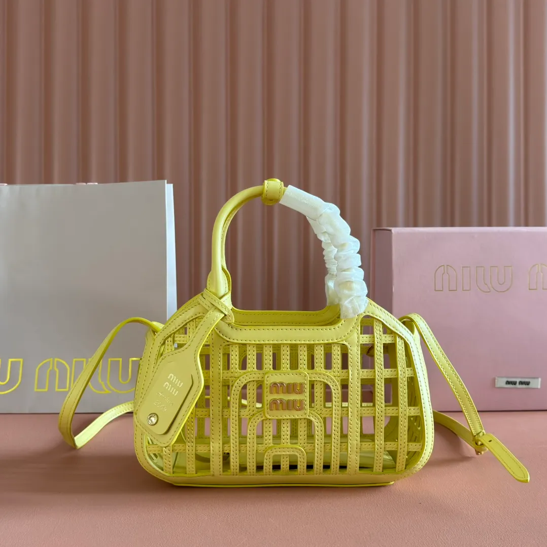 p2080💋💋💋【Configured with full counter package】MIUM new vegetable basket, soft Naa leather handbag, designed with exquisite weaving pattern and unique structure, showing summer style, complex craftsmanship reflects the exquisite and elegant beauty of MIU series, detachable and adjustable leather long shoulder strap, with zipper small bag hanging decoration inside, strong practicality, perfect choice for commuting to work, picnics and vacations/Model 5ba294 Size 24 X12.5 X 9 cm