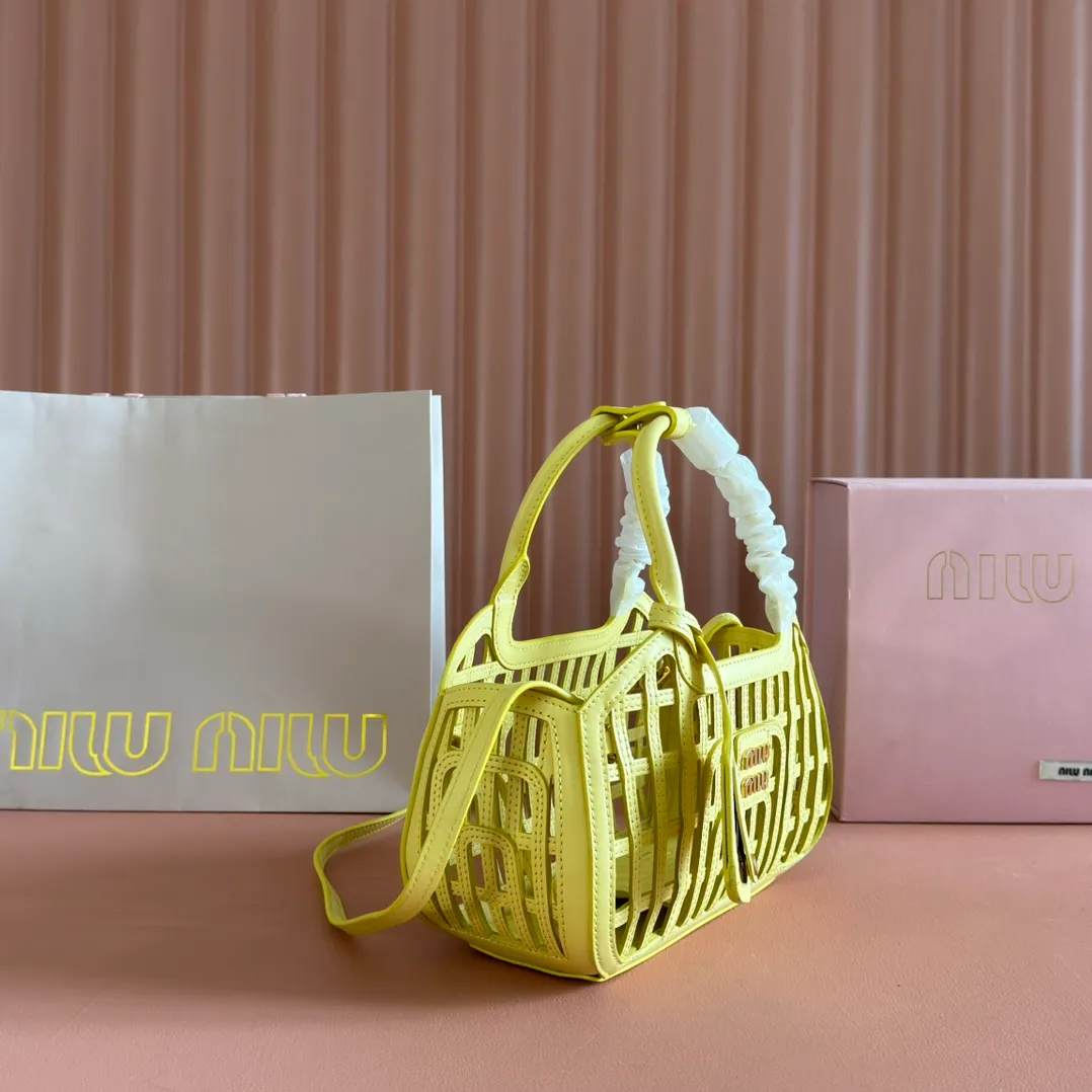 p2080💋💋💋【Configured with full counter package】MIUM new vegetable basket, soft Naa leather handbag, designed with exquisite weaving pattern and unique structure, showing summer style, complex craftsmanship reflects the exquisite and elegant beauty of MIU series, detachable and adjustable leather long shoulder strap, with zipper small bag hanging decoration inside, strong practicality, perfect choice for commuting to work, picnics and vacations/Model 5ba294 Size 24 X12.5 X 9 cm