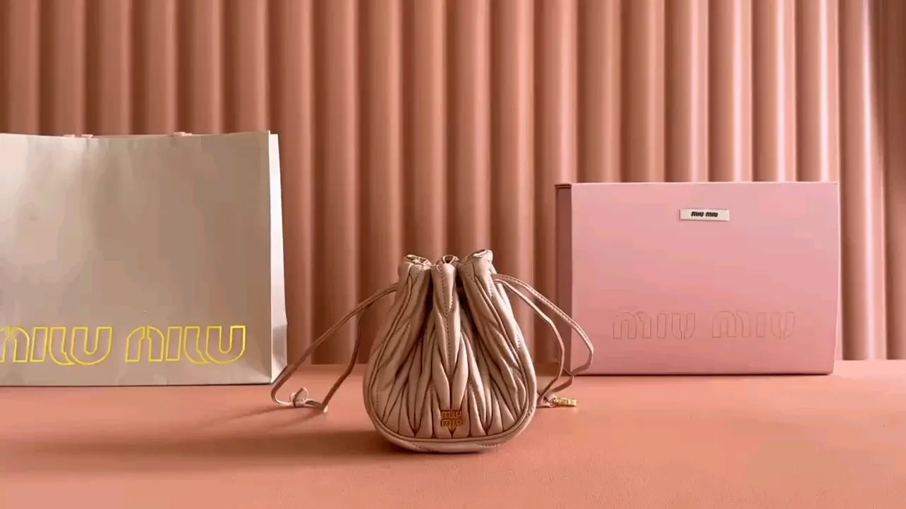p1360💋💋💋【Original configuration counter full package】Matelassé Nappa lambskin mini drawstring handbag The Matelassé pattern, a symbol of Miu Miu style, has a new look in the design of this practical and functional clutch bag, with drawstring closure, exquisite finish and metal logo, Dimensions - 7.5cmx14cmx16cm Model - 5nd022​
