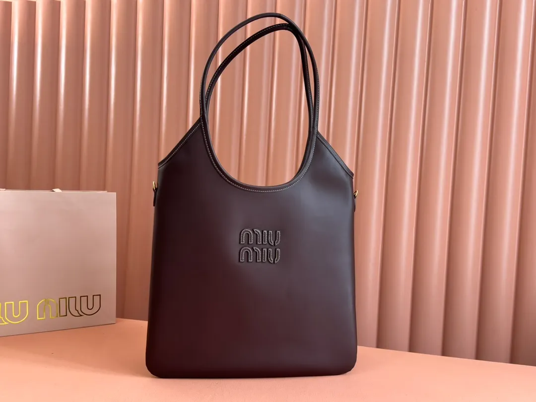 p1680💋💋💋【Configuring full counter package】Miu Women's IVY Cowhide Tote Shoulder Bag This classic tote bag is decorated with the Miu Miu letter logo, which highlights the classic style and is very recognizable. Simple underarm tote bag 🖤 The same color leather letter logo adds a unique and classic style! Gold hardware, leather lettering logo on front! Lined with zip pocket accents! Size: 35x40cm Style number: 5bg231